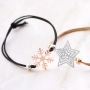 Armbandjes en een sleutelhanger met schitterende bohemian hangers