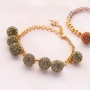 Feestelijke armbandjes met nieuwe glinsterende pompoms