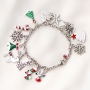 Vrolijke kerstsieraden met gouden en zilveren kerst bedels
