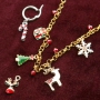 Vrolijke kerstsieraden met gouden en zilveren kerst bedels