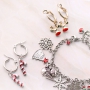 Vrolijke kerstsieraden met gouden en zilveren kerst bedels