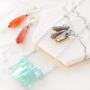 Oorbellen en kettingen met natuursteen druppelvormige kralen en aura quartz crystal