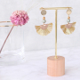 Armbanden en oorbellen met een botanisch kleurenpallet en gouden details