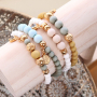 Armbanden en oorbellen met een botanisch kleurenpallet en gouden details