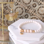 Armbanden en oorbellen met een botanisch kleurenpallet en gouden details