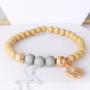 Armbanden en oorbellen met een botanisch kleurenpallet en gouden details