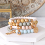 Armbanden en oorbellen met een botanisch kleurenpallet en gouden details