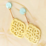Moderne statement oorbellen met resin hangers