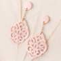 Moderne statement oorbellen met resin hangers