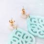 Moderne statement oorbellen met resin hangers