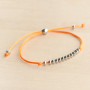 Armbanden en oorbellen met goud- en zilverkleurige onderdelen van stainless steel
