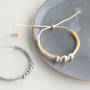 Armbanden en oorbellen met goud- en zilverkleurige onderdelen van stainless steel
