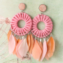 Festival sieraden inspiratie met veertjes en kleurrijke rotan hangers
