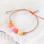 Een vrolijke sieraden set met letterkralen, fimo bedels, houten kralen en Katsuki kralen