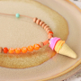 Een vrolijke sieraden set met letterkralen, fimo bedels, houten kralen en Katsuki kralen