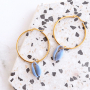 Maak kleurrijke sieraden met kauri schelpjes en zo draag je zomerse haaraccessoires: