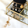 Nieuwe trendy metalen initial bedels met strass & sieradenkaartjes!