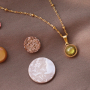 Hier zie je hoe je onze L-O-V-E collectie items en RVS oorbellen combineert: