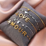 Hier zie je hoe je onze L-O-V-E collectie items en RVS oorbellen combineert: