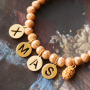 Tips om je top facet armbandjes te versieren met DQ metalen bedels: