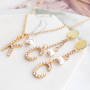 Nieuwe trendy metalen initial bedels met strass & sieradenkaartjes!