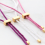 Zo maak je zelf eenvoudig bedelarmbandjes met trendy koord: