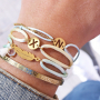 Zo maak je de allerleukste initial armbandjes met satijn draad: