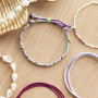 Met macram&eacute; draad, zoetwaterparels en schelpkralen kun je deze zomerse items maken: