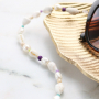 Met macram&eacute; draad, zoetwaterparels en schelpkralen kun je deze zomerse items maken: