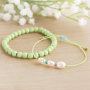Met macram&eacute; draad, zoetwaterparels en schelpkralen kun je deze zomerse items maken: