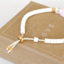  Deze toffe zomerse armbanden kun je maken met letterkralen en zodiac kralen: 