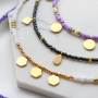 Deze trendy sieraden kun je maken met rocailles en stainless steel bedels: