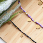 Deze trendy sieraden kun je maken met rocailles en stainless steel bedels: