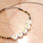 Trendy armbanden van macram&eacute; draad met Miyuki kralen en letterkralen