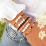 Trendy armbanden van macram&eacute; draad met Miyuki kralen en letterkralen