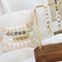 Inspiratie nodig? Deze armbanden kun je eenvoudig zelf maken met acryl letterkralen: