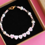 Inspiratie nodig? Deze armbanden kun je eenvoudig zelf maken met acryl letterkralen: