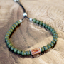 Zie hier hoe je zelf deze stoere armbanden kunt maken met houten kralen: 