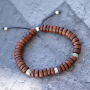 Zie hier hoe je zelf deze stoere armbanden kunt maken met houten kralen: 
