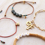 Zie hier hoe je de mooiste gepersonaliseerde sieraden zelf kunt maken: 