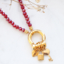 Deze oorbellen, armbanden en ketting maak je eenvoudig zelf met DQ metalen bedels: