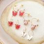 Bekijk hier hoe je zelf trendy sieraden maakt met de resin vlinder bedels