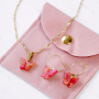 Bekijk hier hoe je zelf trendy sieraden maakt met de resin vlinder bedels