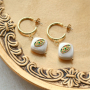 Ga aan de slag en maak trendy sieraden met de schelp pearl shine items in combinatie met de zirkonia brass elements. 