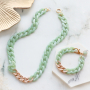Ontwerp fashion statement sieraden en accesoires met de populaire acrylic chains 