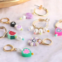 Ontwerp modieuze sieraden met diverse acryl kralen en de DQ metalen rainbow nietstiften 