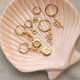 Inspiratie voor het cre&euml;ren van trendy sieraden met roestvrij stalen bedels