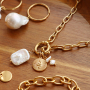 Maak prachtige sieraden met grote zoetwaterparels, stijlvolle stainless steel materialen en robuuste sluitingen.