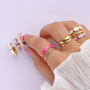 Zo draag je deze rvs ringen in vrolijke kleuren