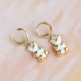Eyecatching sieraden met brass metalen bedels en kralen